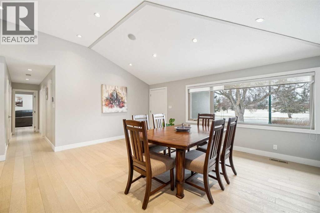 16 MEADOWLARK Crescent SW — photo 4