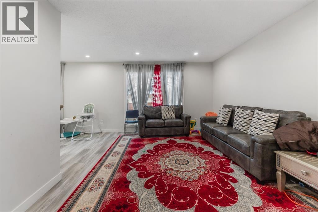 259 MANORA Crescent NE — photo 4