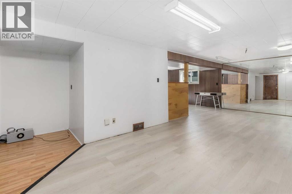 4504 14 Street NW — photo 19