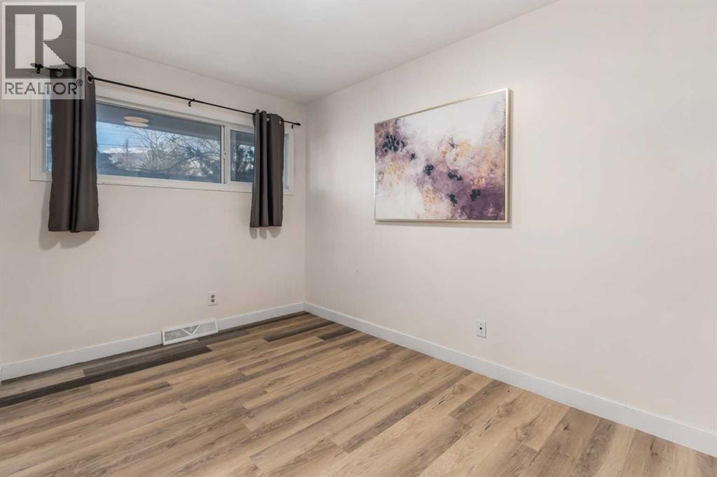4504 14 Street NW — photo 16