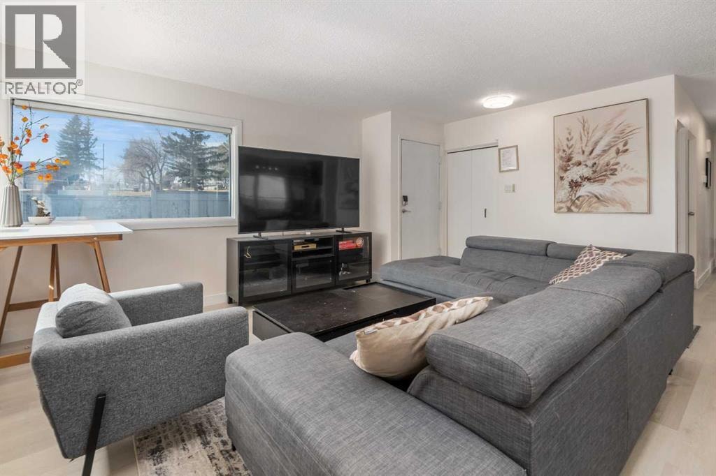 4504 14 Street NW — photo 2