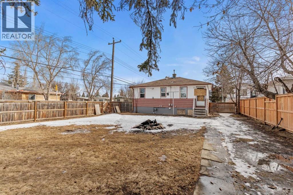 1403 43 Street SW — photo 2