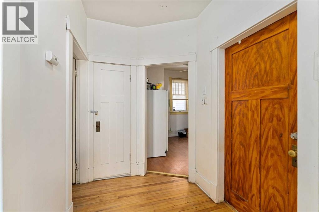 216 15 Avenue NW — photo 3