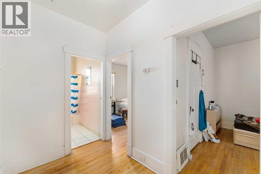 216 15 Avenue NW — photo 4
