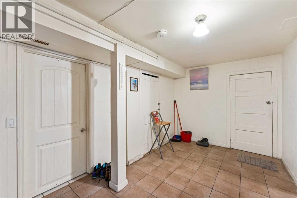 216 15 Avenue NW — photo 20