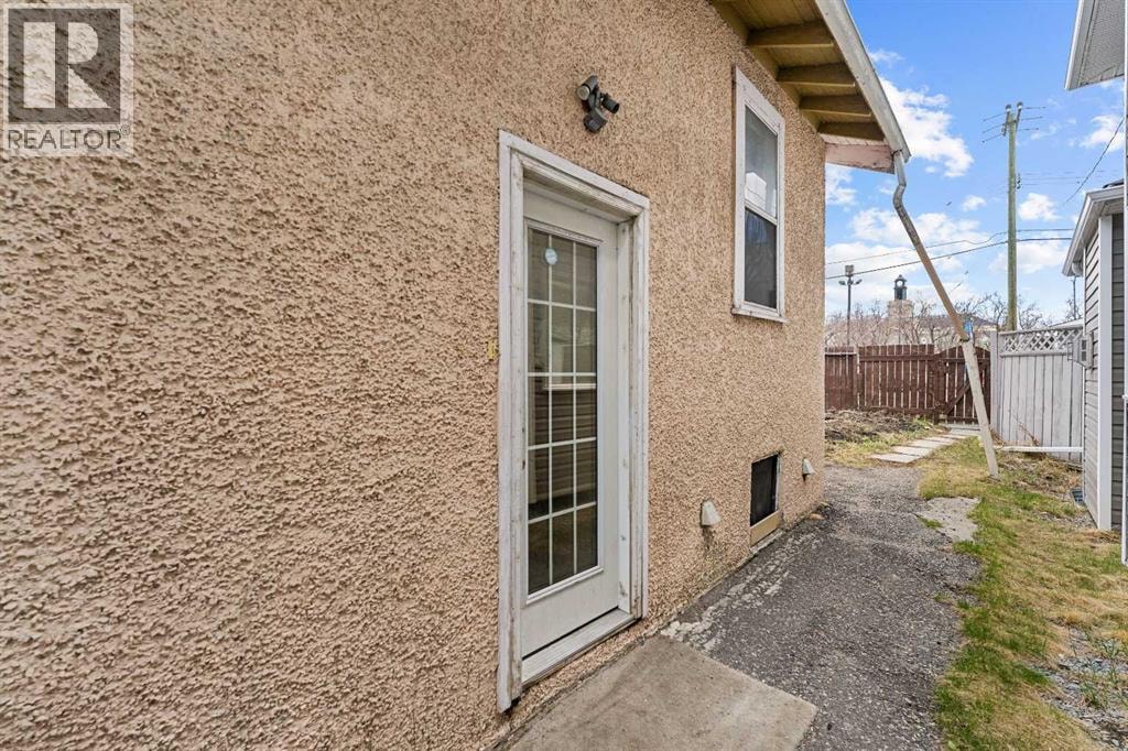 216 15 Avenue NW — photo 25