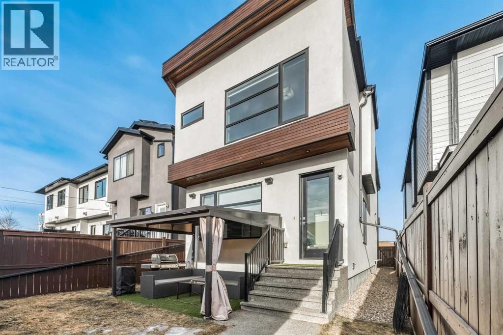 2415 25 Avenue NW — photo 33