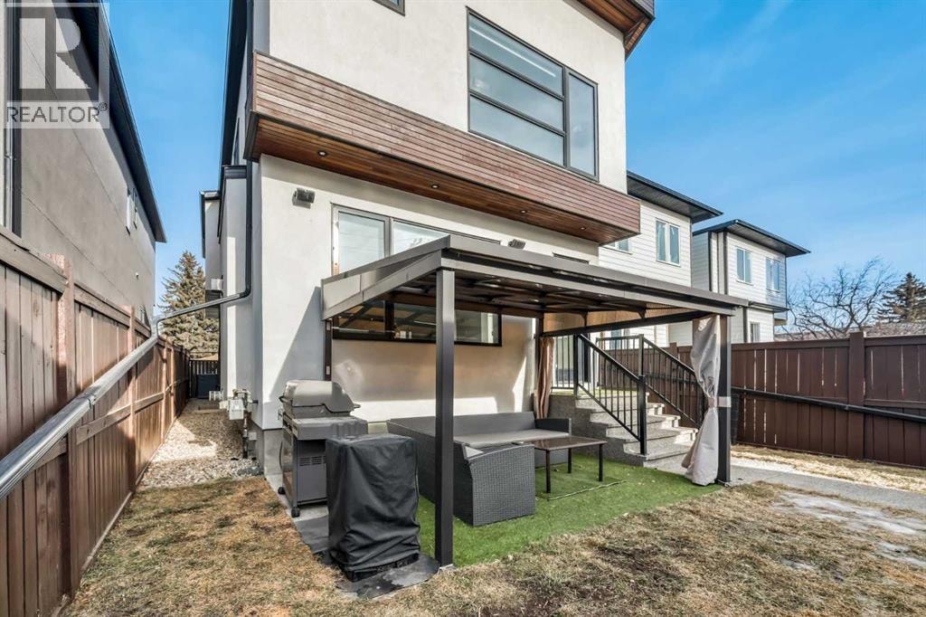 2415 25 Avenue NW — photo 34