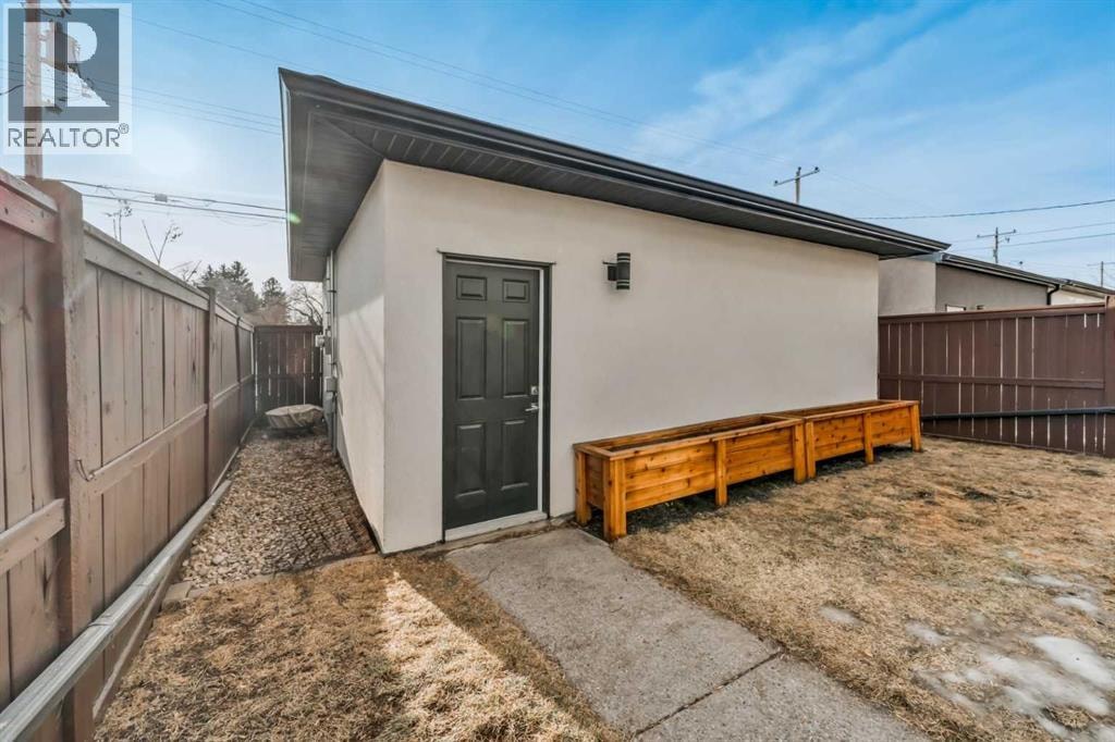 2415 25 Avenue NW — photo 35