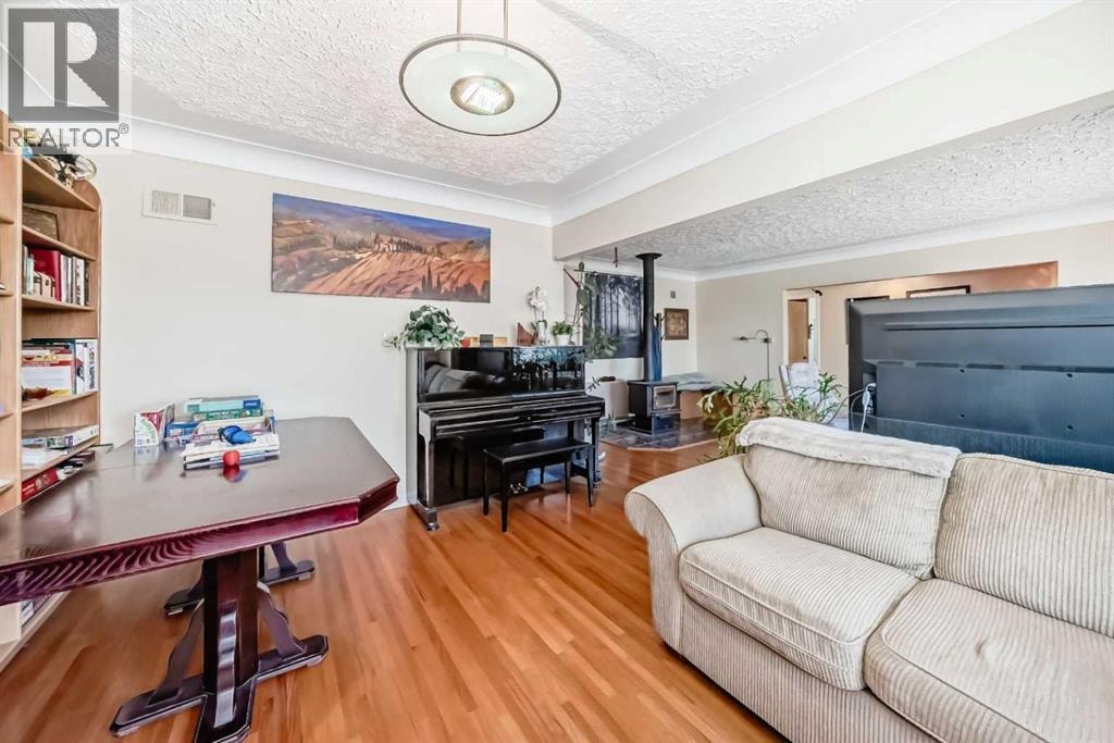 2328 Capitol Hill Crescent NW — photo 10