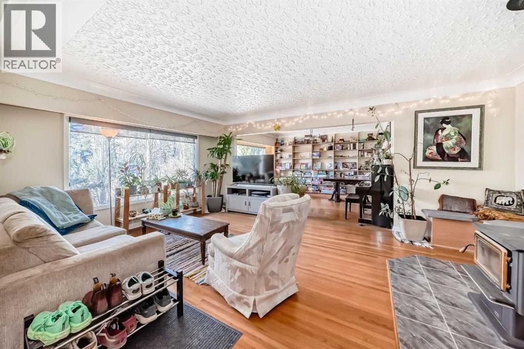 2328 Capitol Hill Crescent NW — photo 3