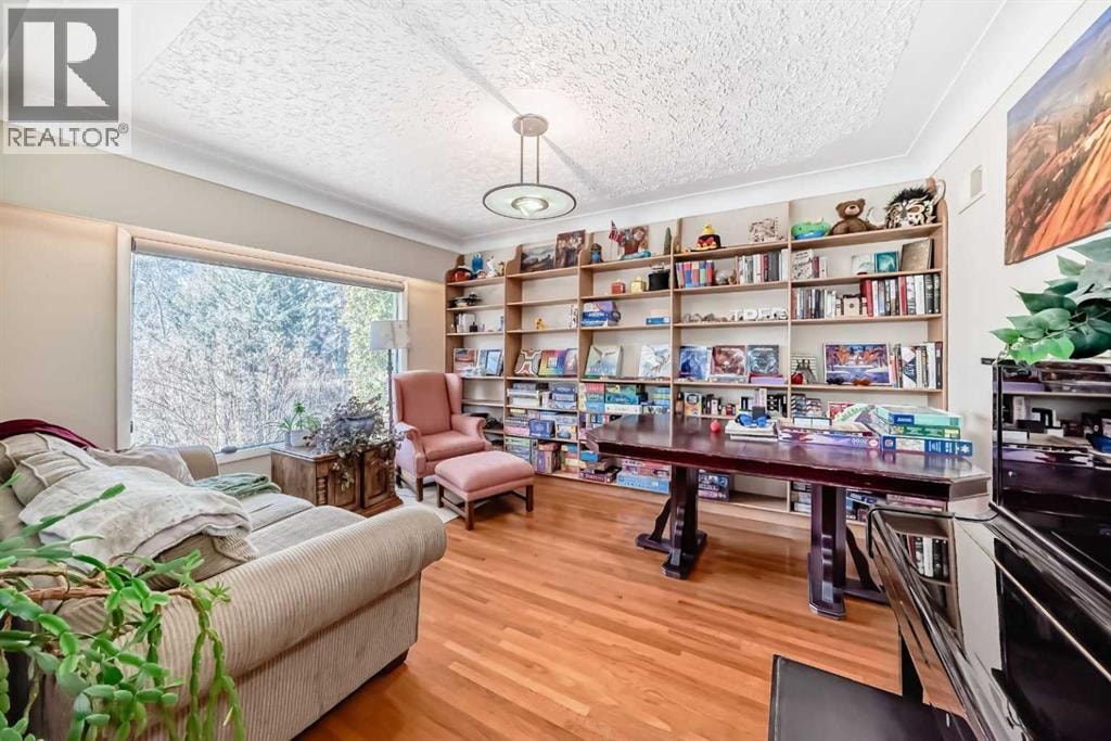 2328 Capitol Hill Crescent NW — photo 8