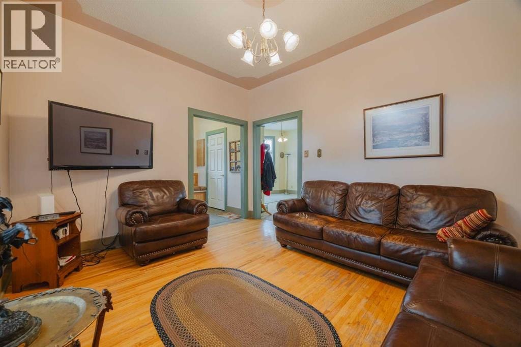 15 Elma Street W — photo 5