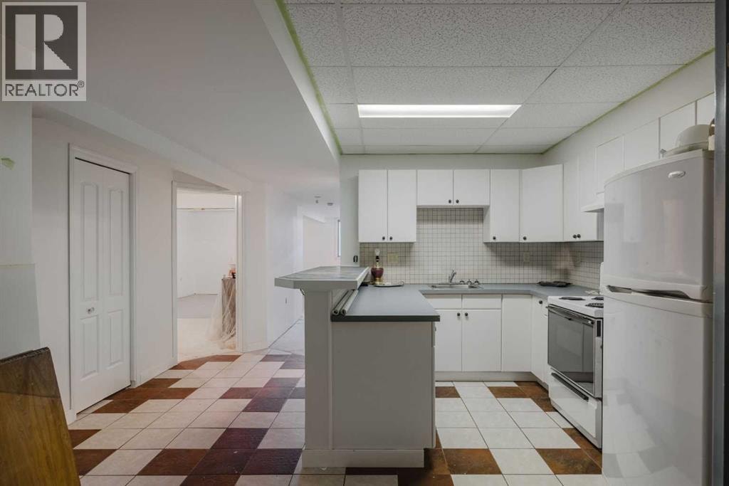 15 Elma Street W — photo 32