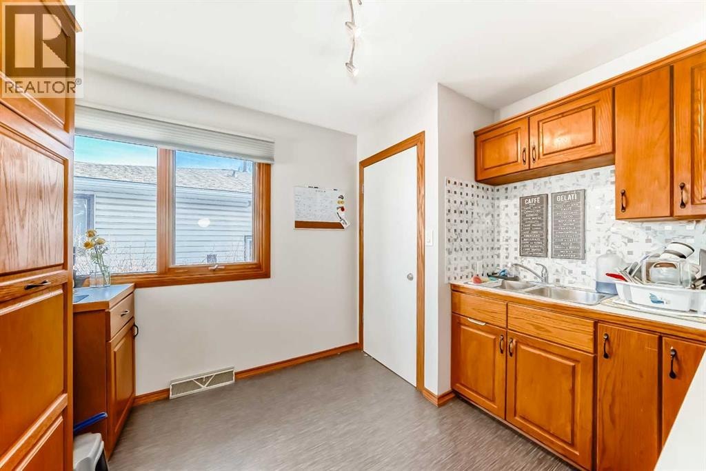 1415 Rosehill Drive NW — photo 6