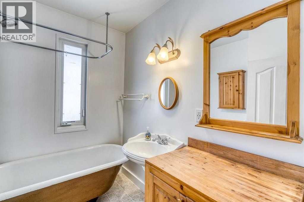 1816 27 Avenue SW — photo 5