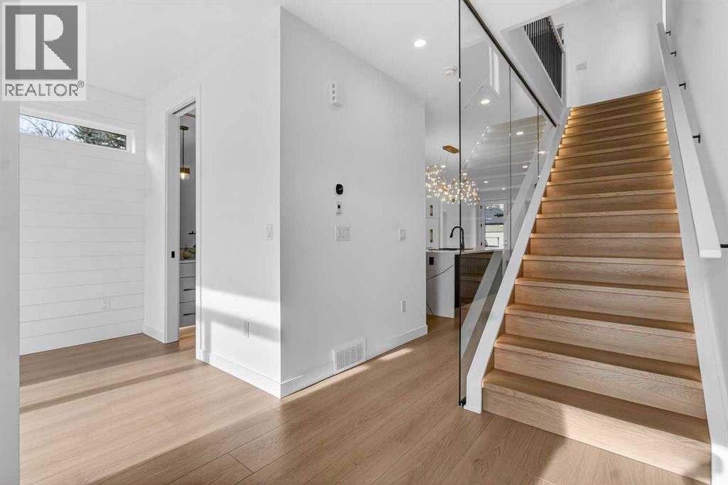 720 52 Avenue SW — photo 4