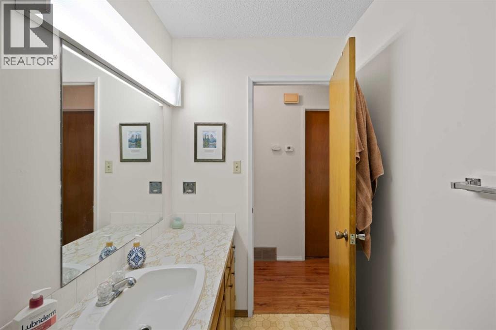 1521 44 Street SE — photo 27