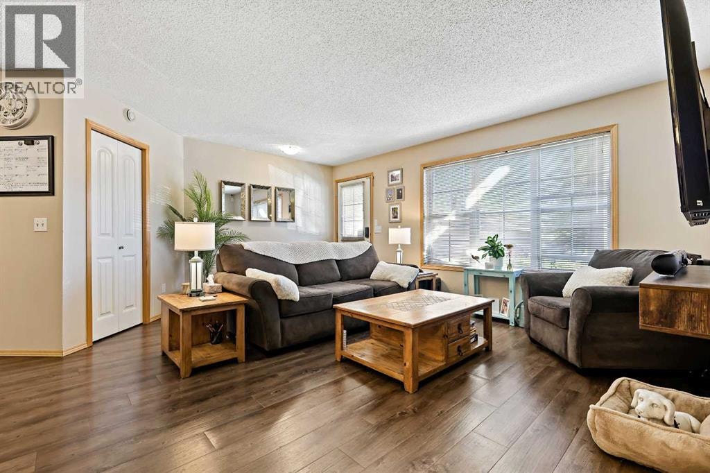 104, 15 Everridge Square SW — photo 4