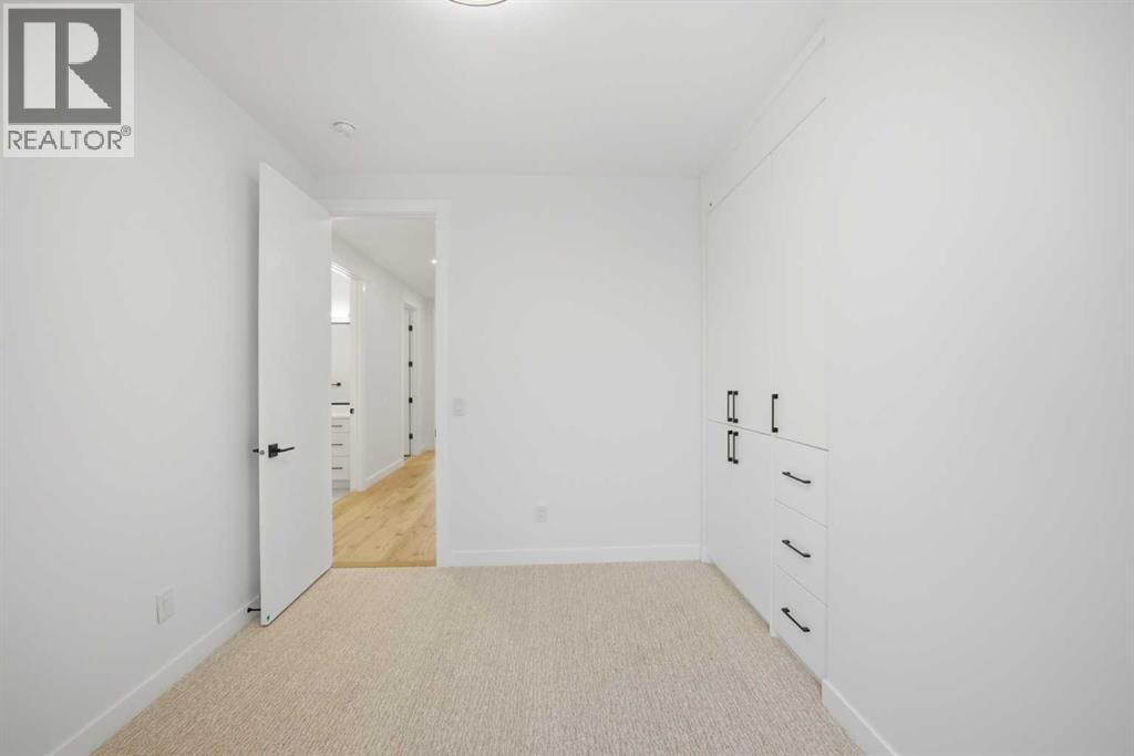 4711 19 Avenue NW — photo 26
