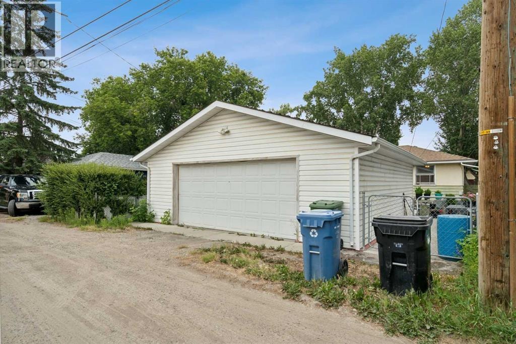2029 Mountview Crescent NE — photo 32