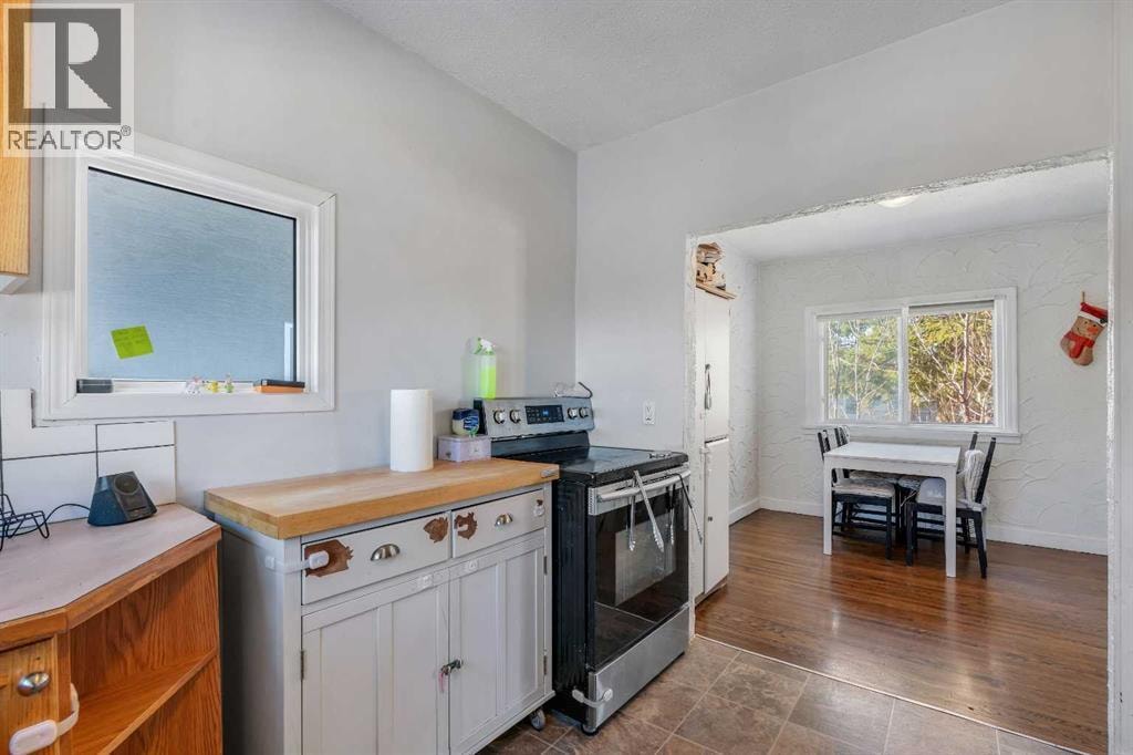 412 23 Avenue NE — photo 16