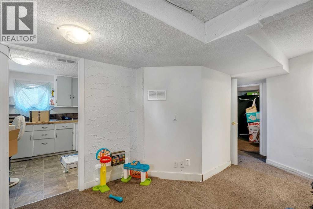 412 23 Avenue NE — photo 22