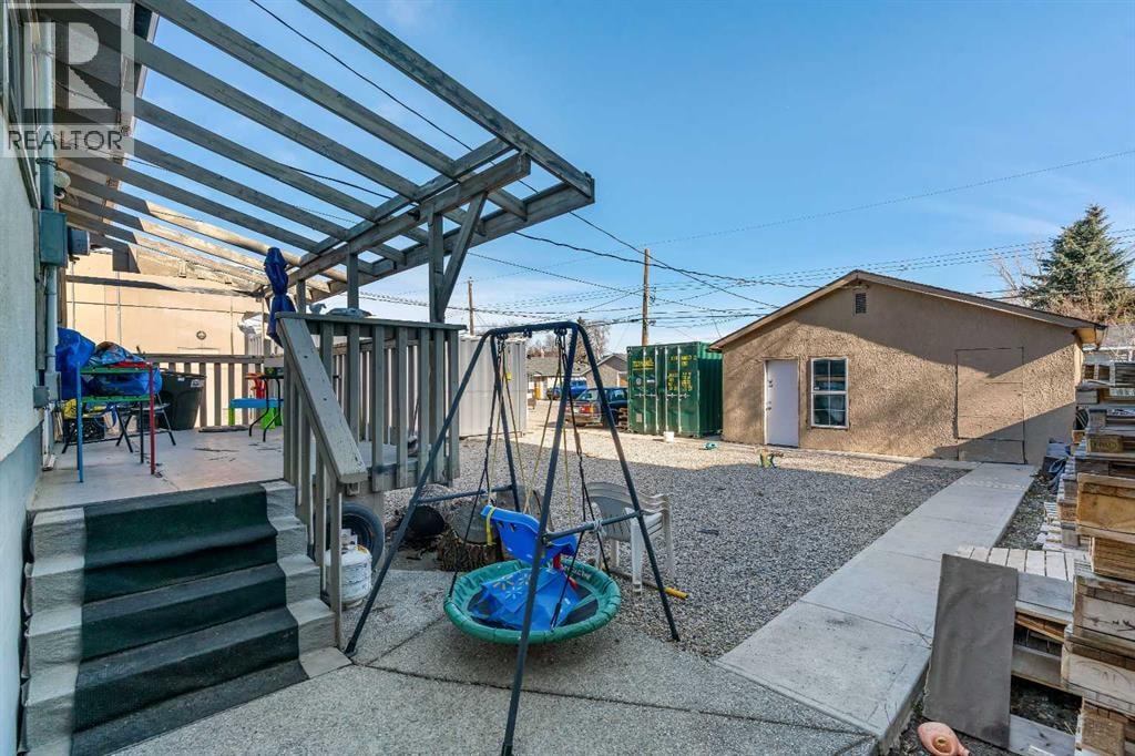 412 23 Avenue NE — photo 8