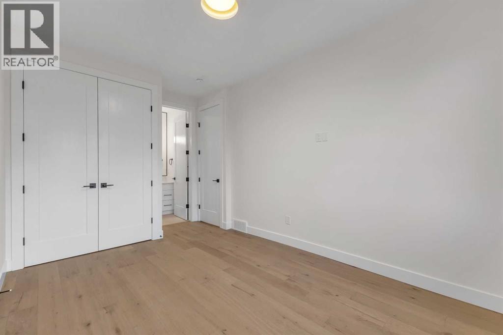 2430 36 Street SW — photo 34