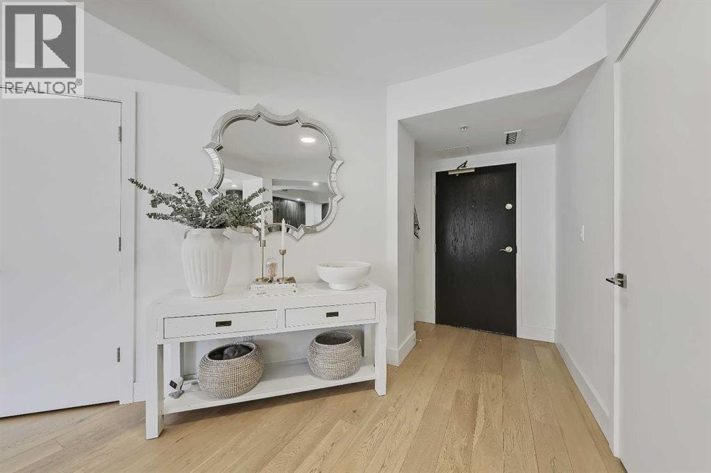 902, 200 La Caille Place SW — photo 2