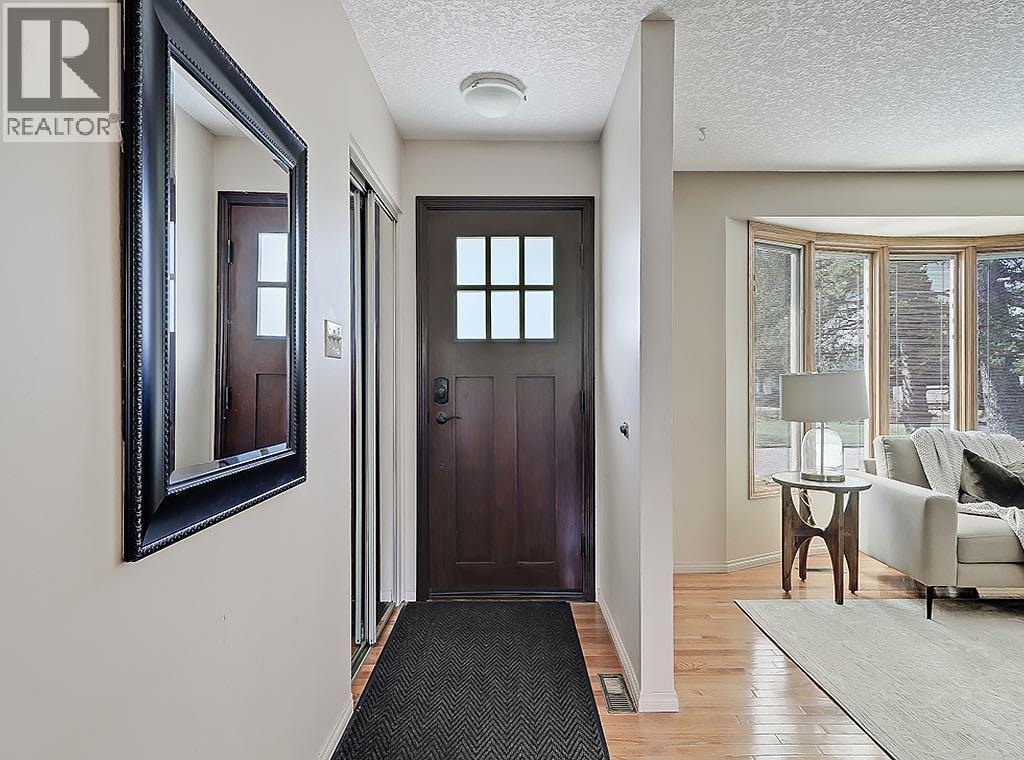44 Granlea Place SW — photo 2