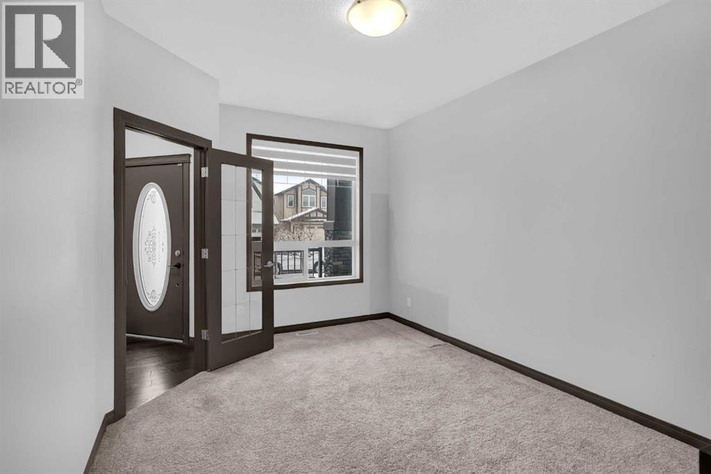 1121 Kingston Crescent SE — photo 8