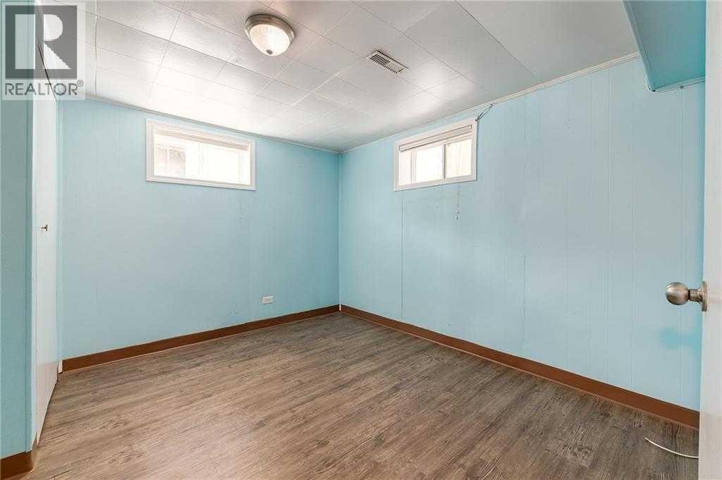 639 18 Avenue NE — photo 17