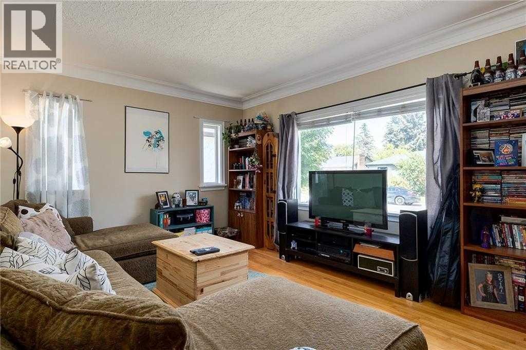 639 18 Avenue NE — photo 2