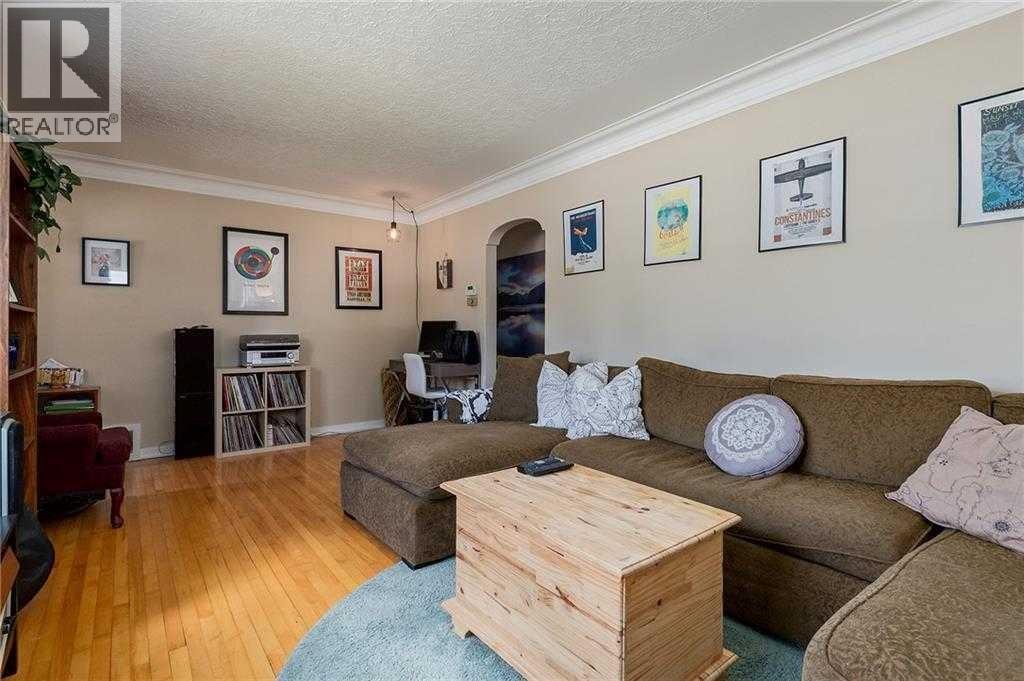 639 18 Avenue NE — photo 3
