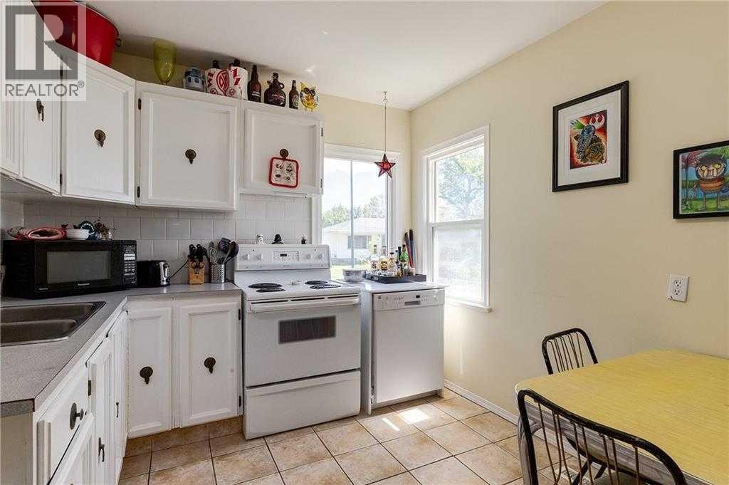 639 18 Avenue NE — photo 5