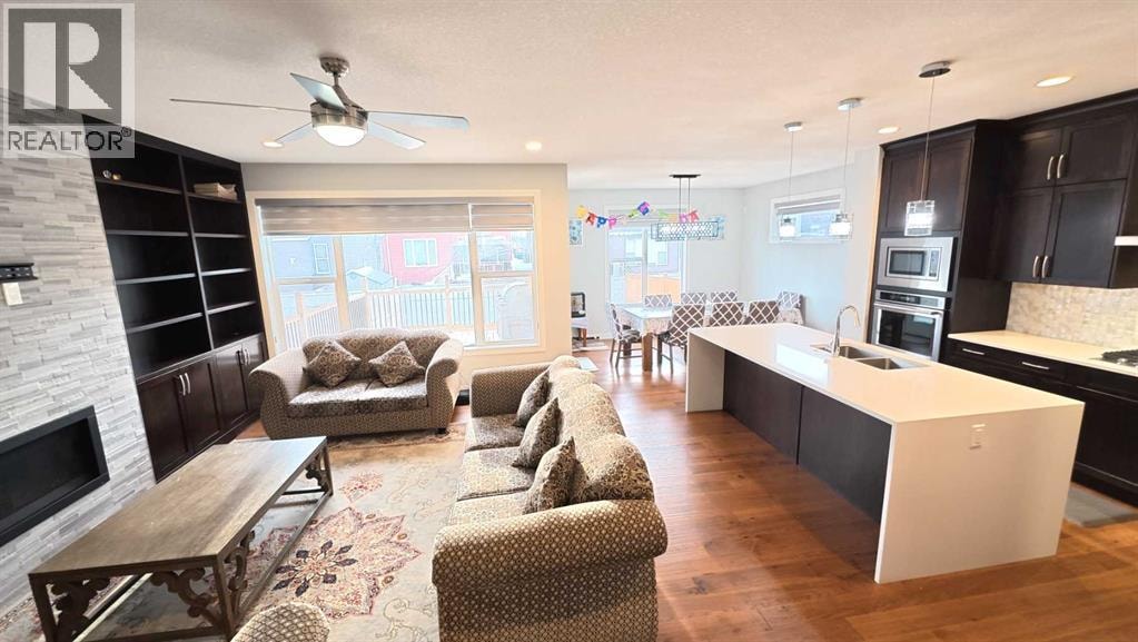 144 RED EMBERS Square NE — photo 6