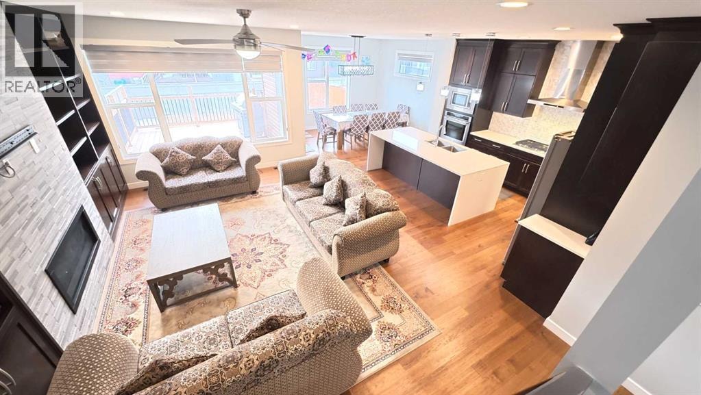 144 RED EMBERS Square NE — photo 3