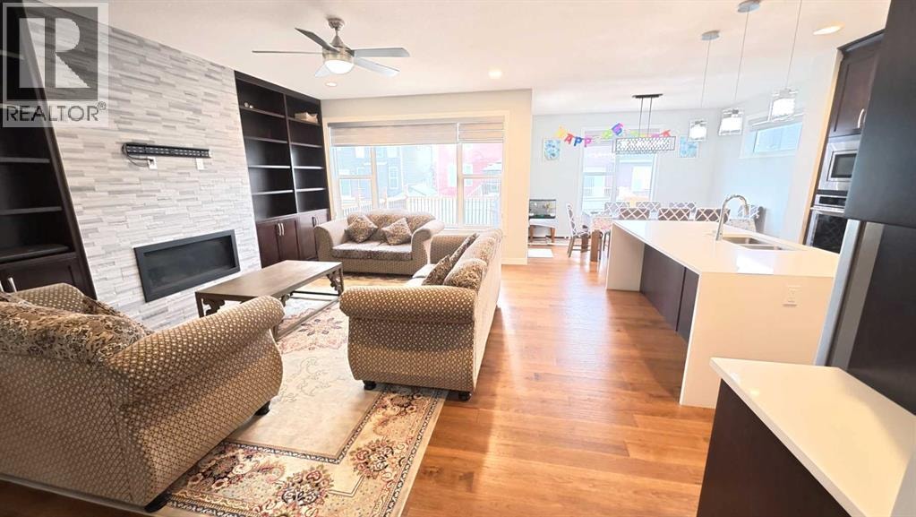 144 RED EMBERS Square NE — photo 8