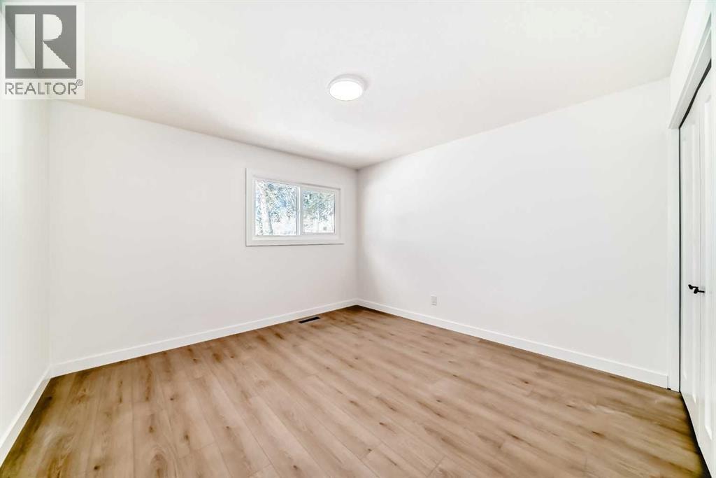 4936 45 Street SW — photo 17