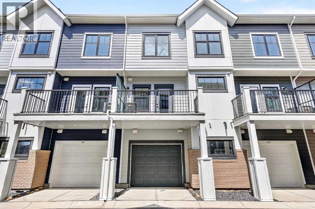157 Mahogany Gardens SE — photo 2