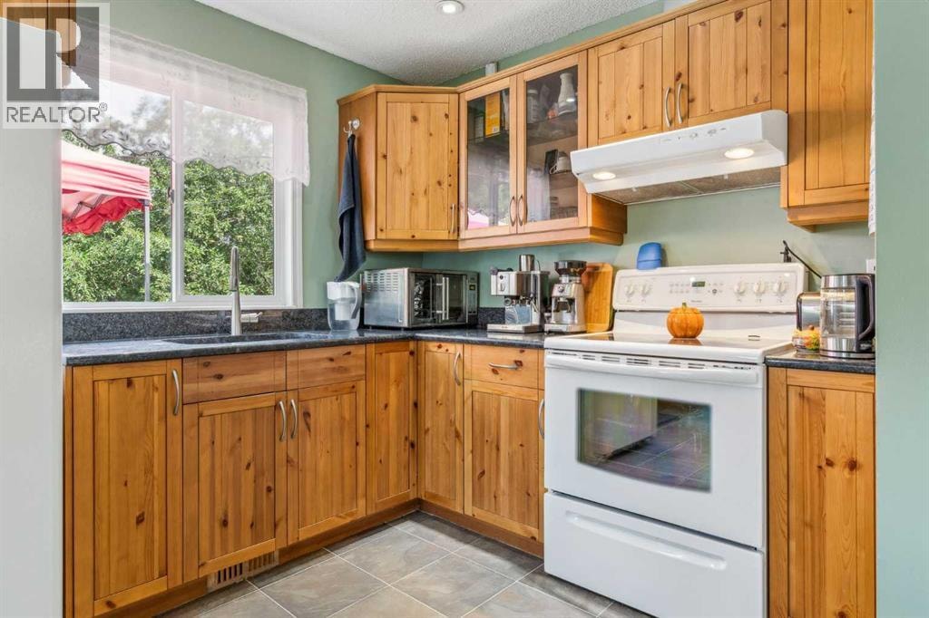 320 Haddon Road SW — photo 6