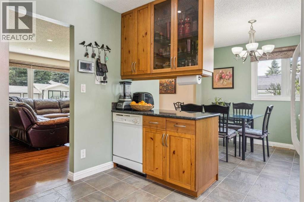 320 Haddon Road SW — photo 8