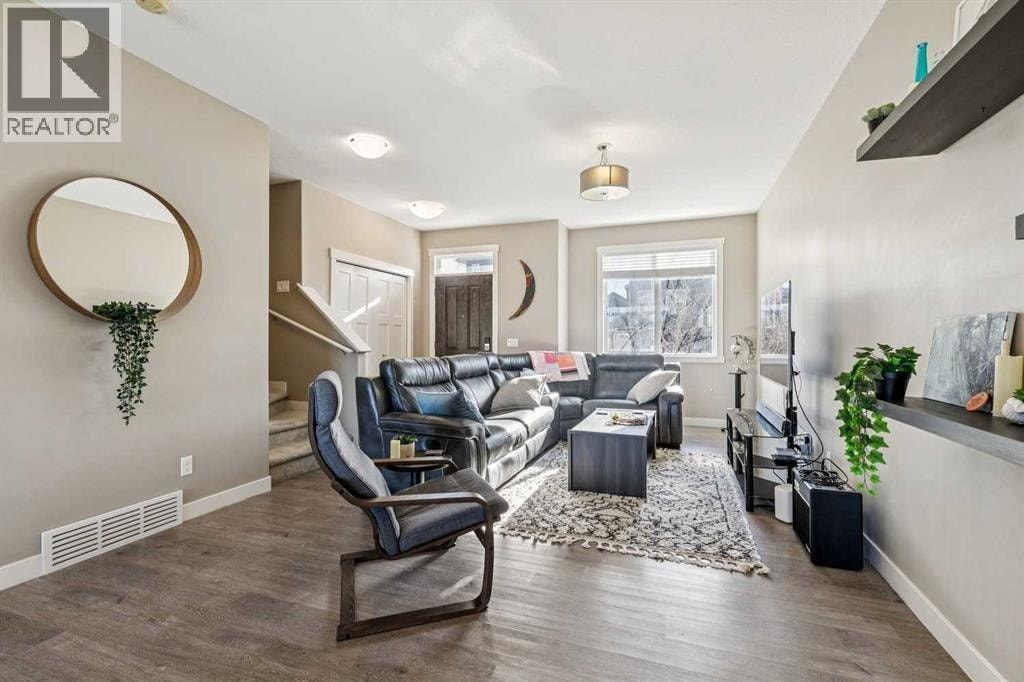 605 Evanston Manor NW — photo 2