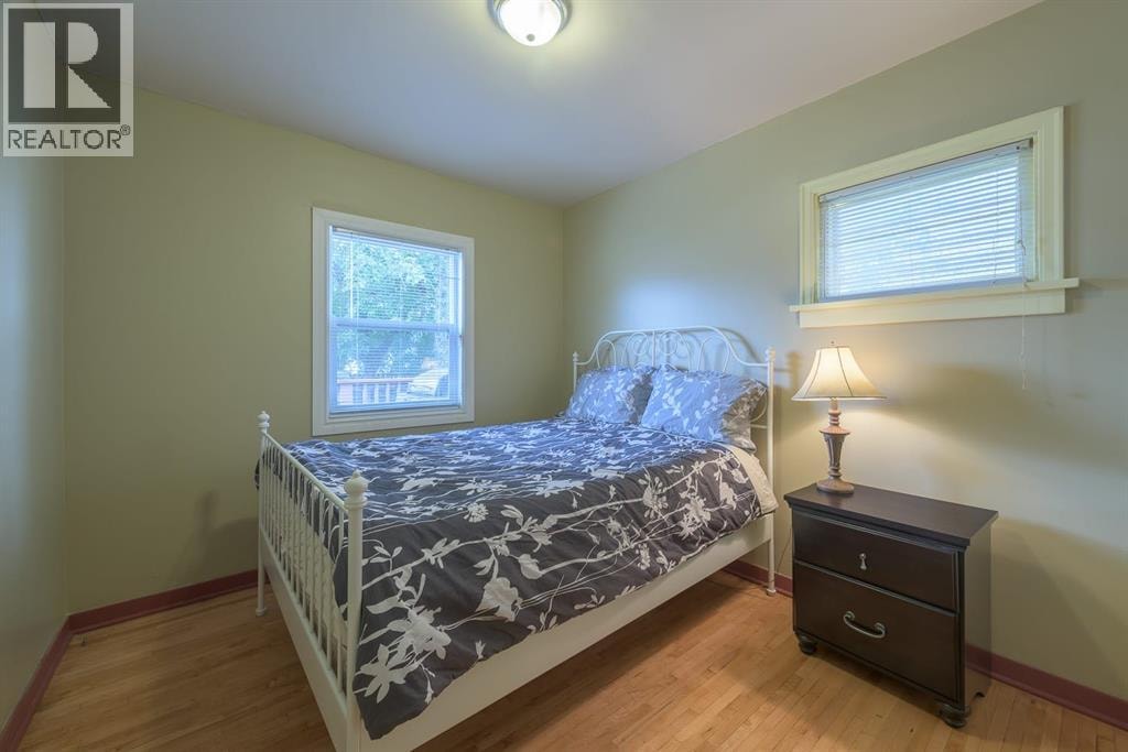 202 15 Avenue NE — photo 5
