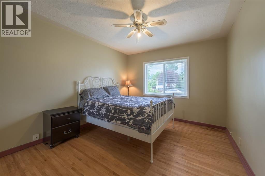 202 15 Avenue NE — photo 10