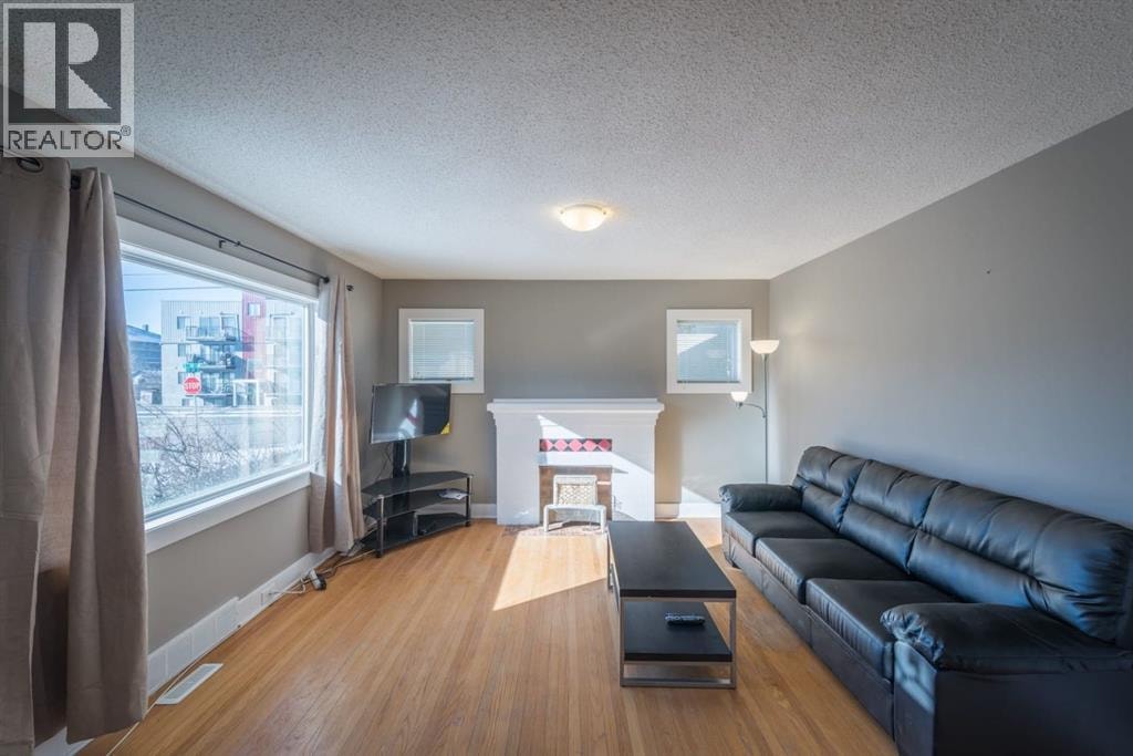 206 15 Avenue NE — photo 4