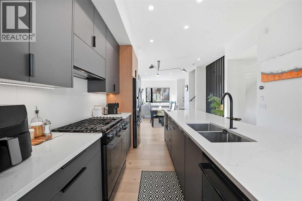 1502 37 Avenue SW — photo 15