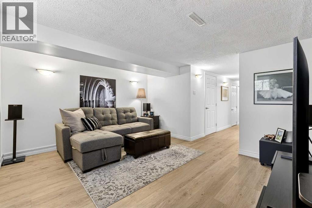 3336 39 Street SW — photo 28