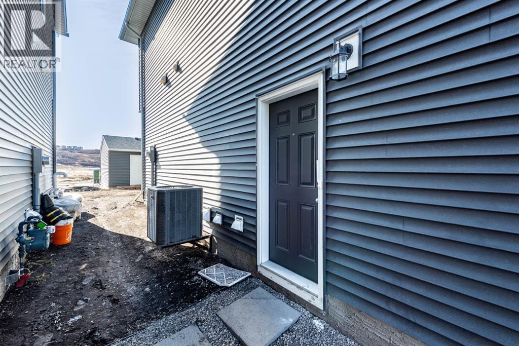 671 Wolf Willow Boulevard SE — photo 3